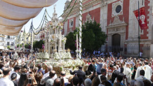 procesion-Corpus-Sevilla_1692741574_160615349_1200x675