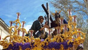 misterio-de-la-hermandad-de-la-paz-a-su-paso-por-la-plaza-nueva-fotografia-antonio-puente-mayor_20816653_20220410021842